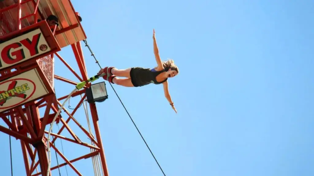 girl screaming as she leaps off the bungy in thailand