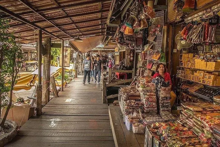 floating market in pattaya, an undercover area making it an excellent rainy day excursion in pattaya