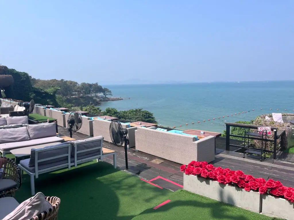 the 3 mermaids, an iconic instagram friendly restaurant in pattaya