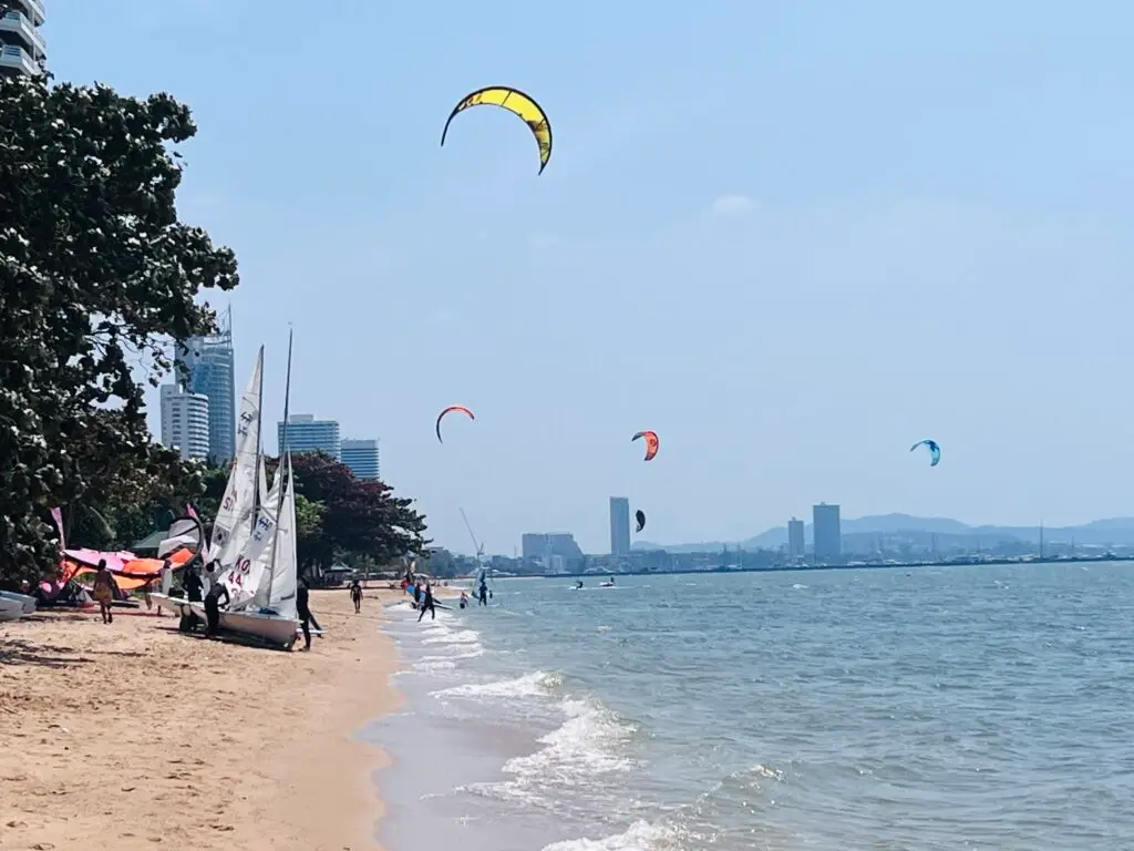 kite boarders at tutu beach Pattaya, a must try activity in pattaya