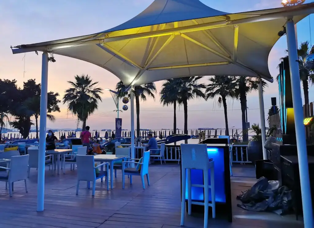 cadillac Café night view