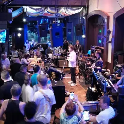 hops brewhouse in pattaya live music venue