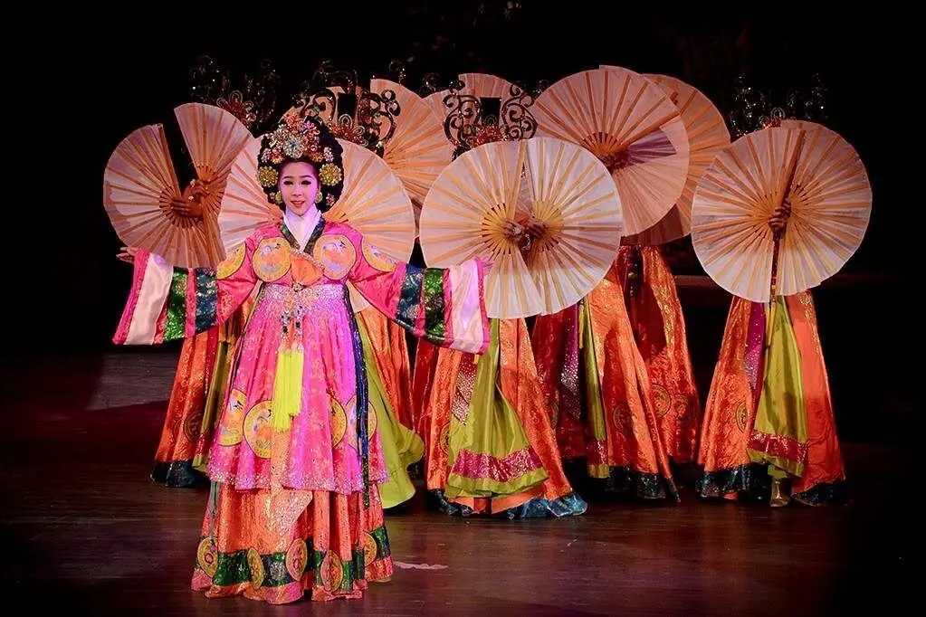 colosseum cabaret in pattaya actors