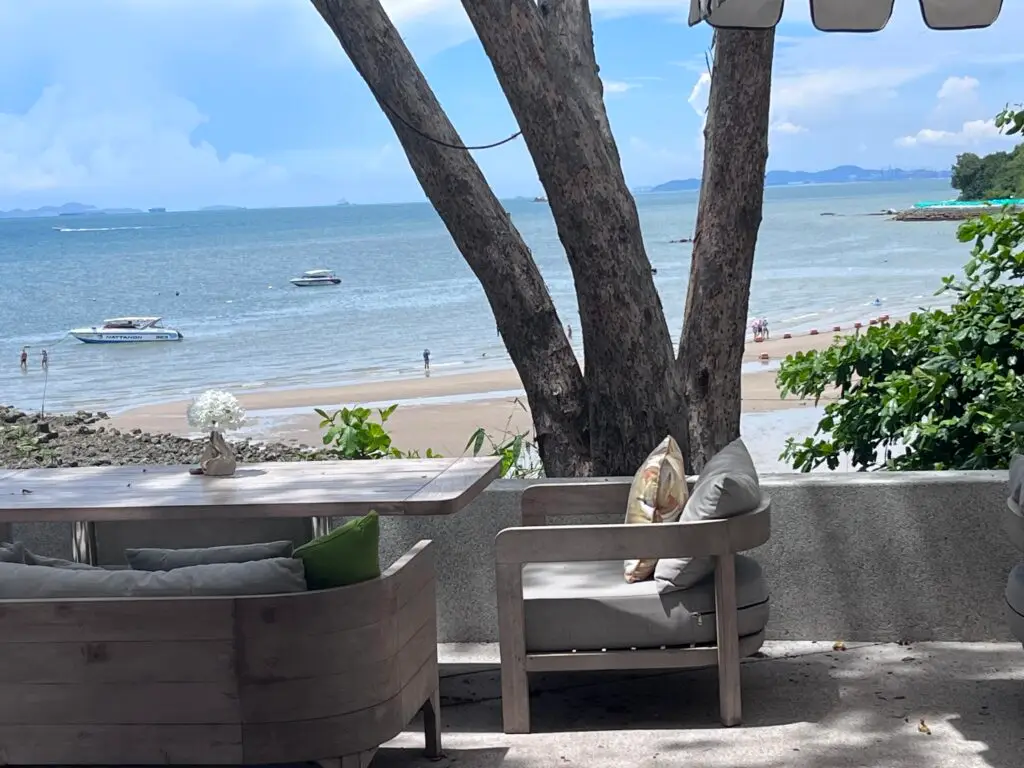 beachfront dining in Pattaya rarely offers such incredible views