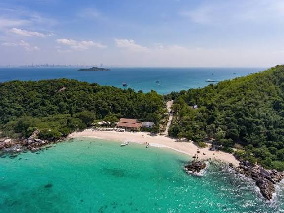 ta yai beach on Koh larn